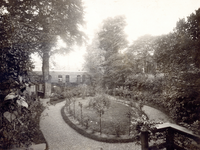 68822 Gezicht op de tuin met de rozenperk van het huis Plompetorengracht 5 te Utrecht, vanuit het terras achter het huis.